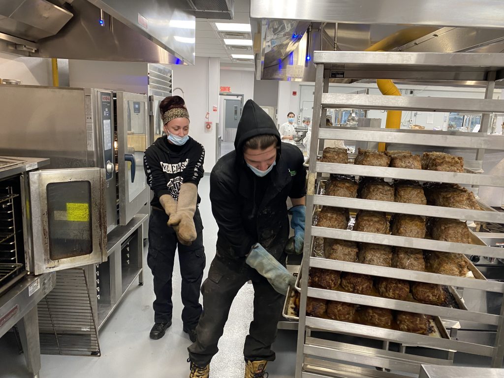 Plus de 15 000 portions de pain de viande pour nourrir la région