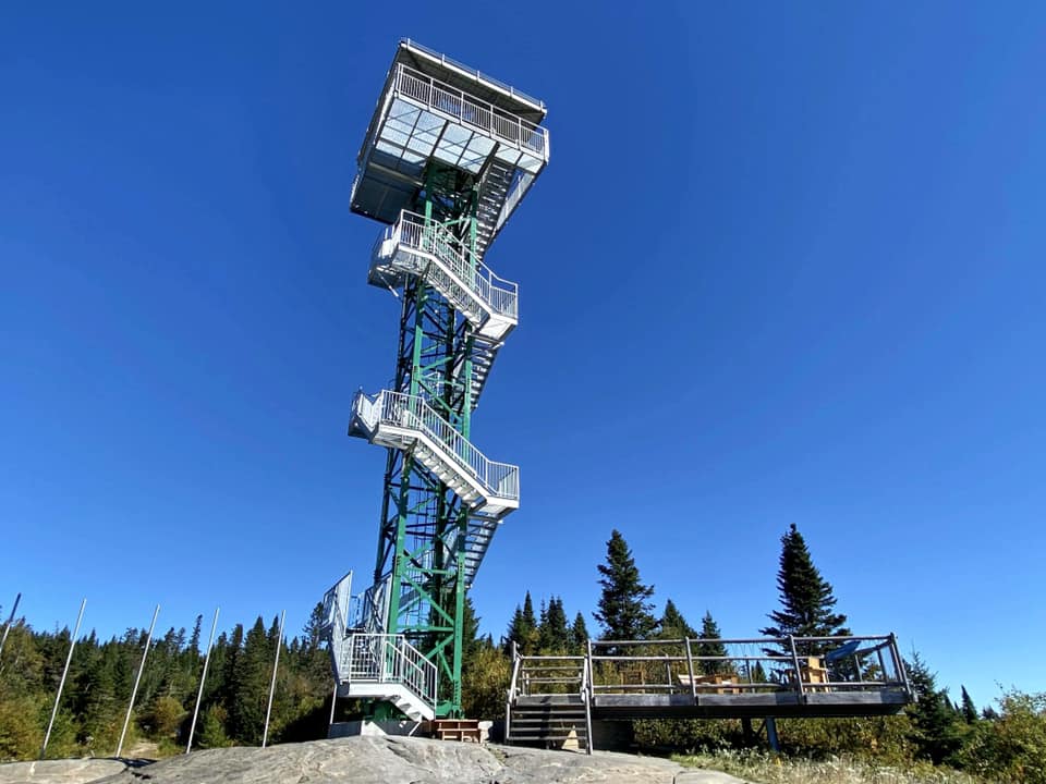 Gravissez la nouvelle tour d’observation au parc régional Montagne du diable!