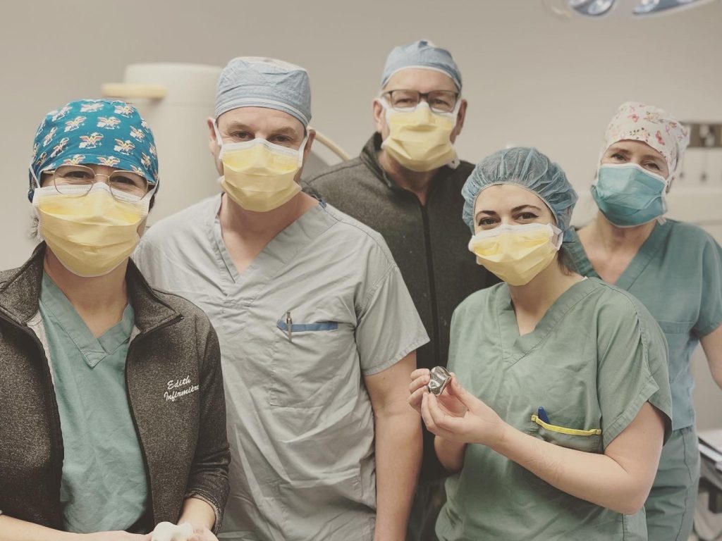 L’hôpital de Papineau effectue la toute première chirurgie du remplacement d’un os de la cheville au Québec