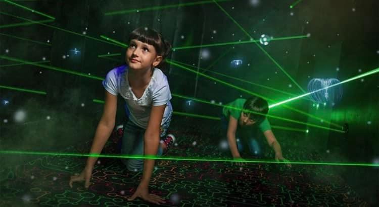 enfants qui jouent dans un jeu de laser tag
