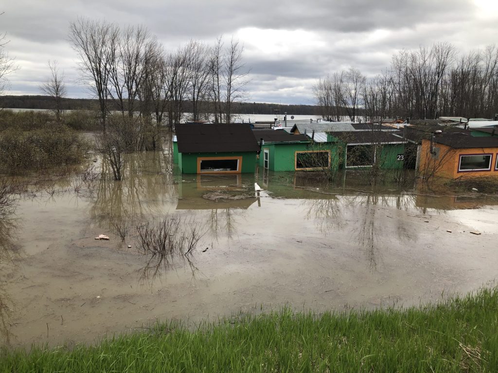 Inondation rivière des Outaouais à Gatineau. Cabanes de pêche à la Pourvoirie Masson-Angers.