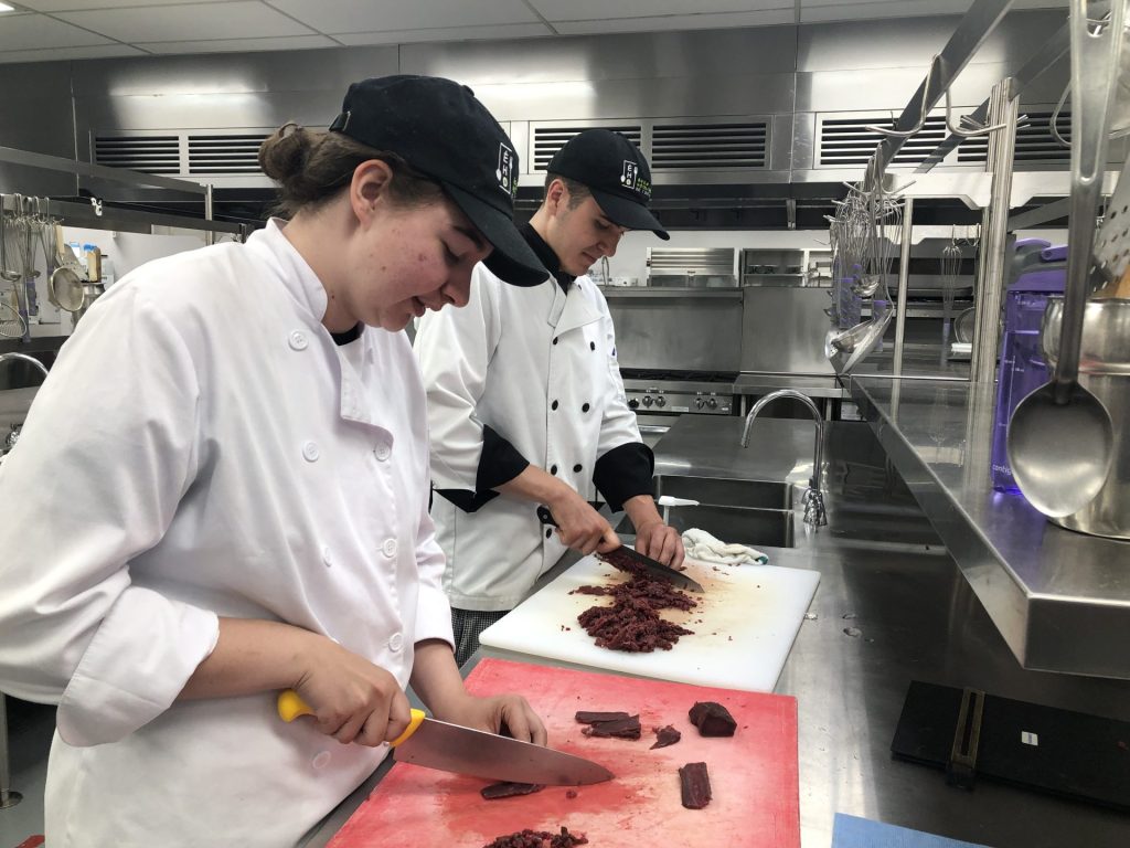 restaurant-école de l’école hôtelière de l’Outaouais situé au CFP Innovation Outaouais préparation d'un tartare de cerf rouge