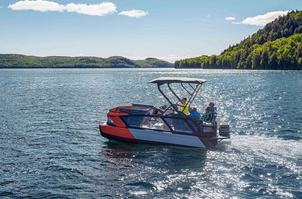 Gens sur un sea-doo switch sur un plan d'eau