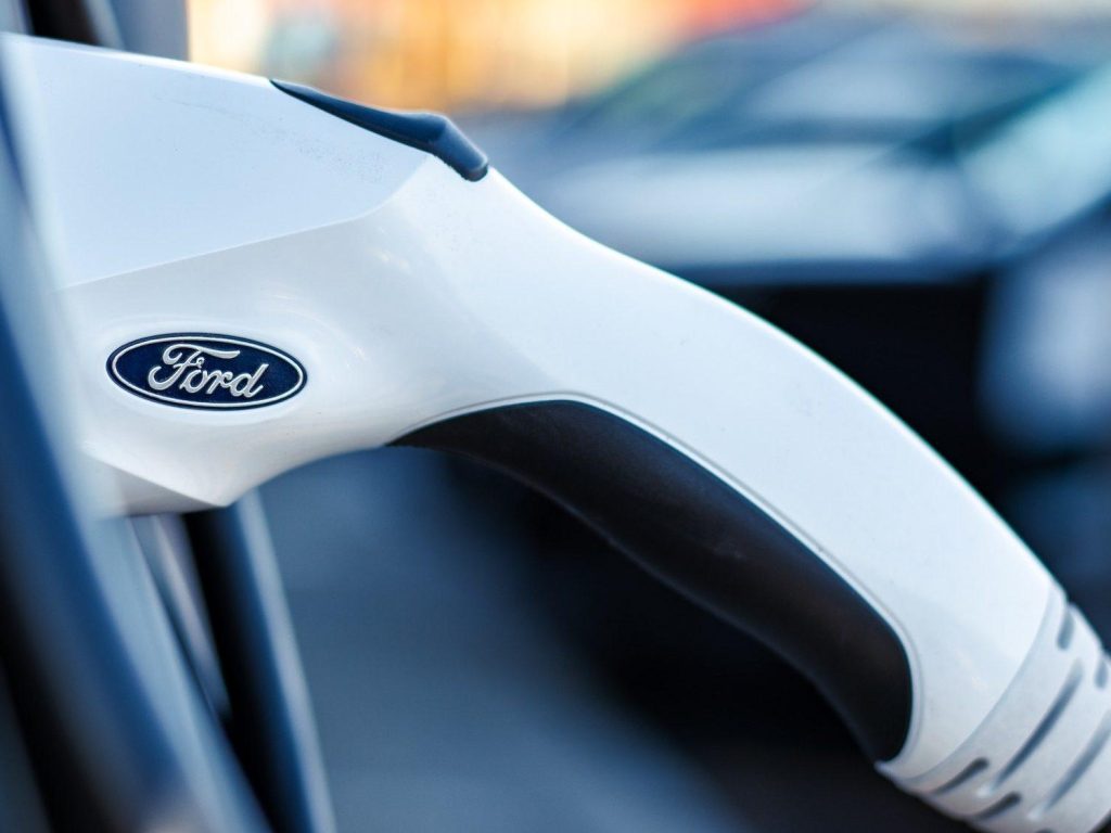 Recharge de véhicules électriques par induction sans fil, Ford dépose un brevet