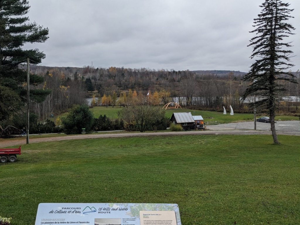 La nouvelle balançoire a été installée sur un terrain presque vague pour la mettre en valeur